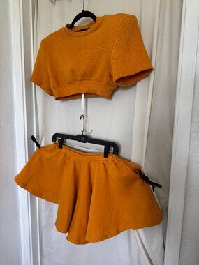 VINTAGE Normal Kamali 1980s, Crop top w/shoulder pads and shorts w/pockets!